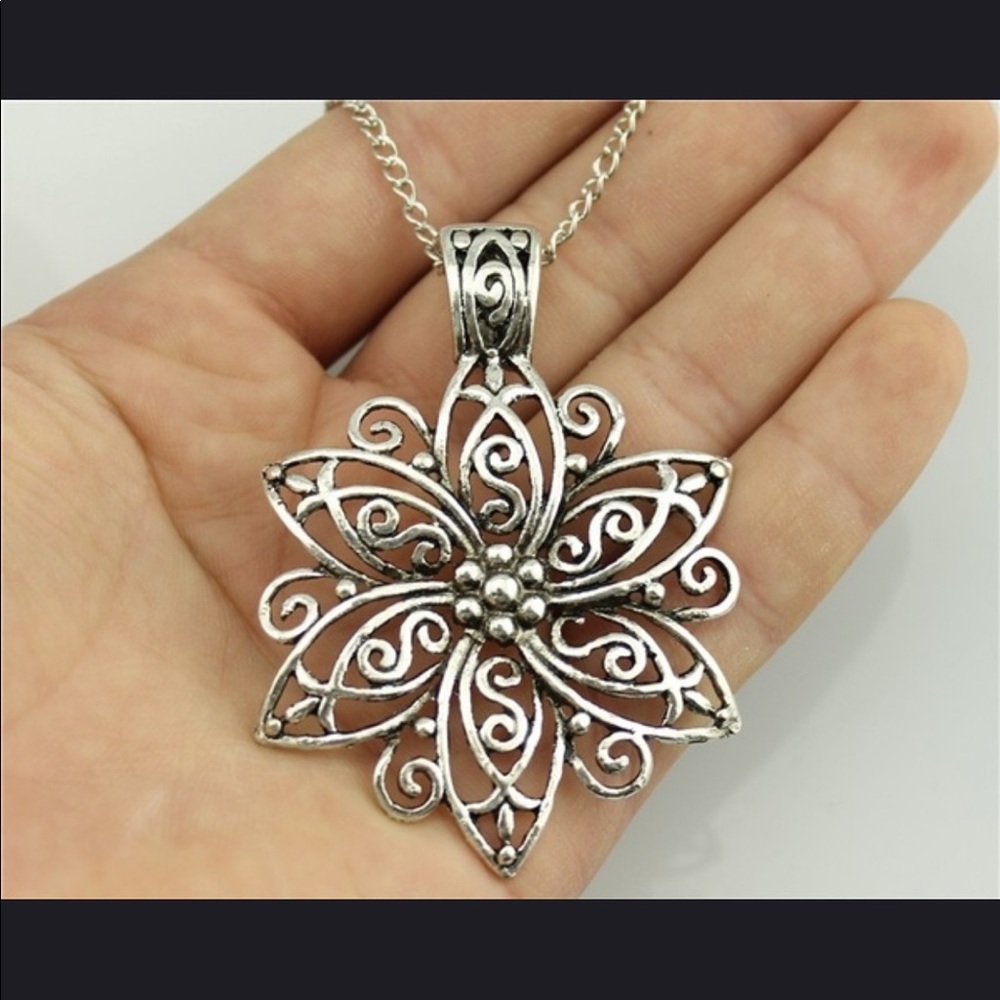 NWT Vintage Inspired Floral Pendent Necklace